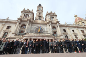 Minuto de silencio a las puertas del Ayuntamiento de Valencia